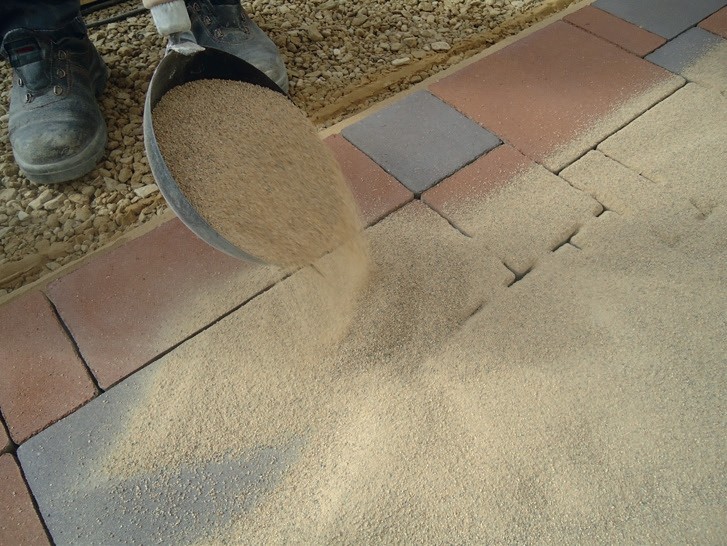 Засыпка песка на плитку